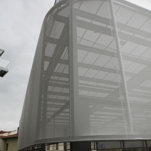 cubrimiento fachada textil en color blanco para el polideportivo de Atxuri